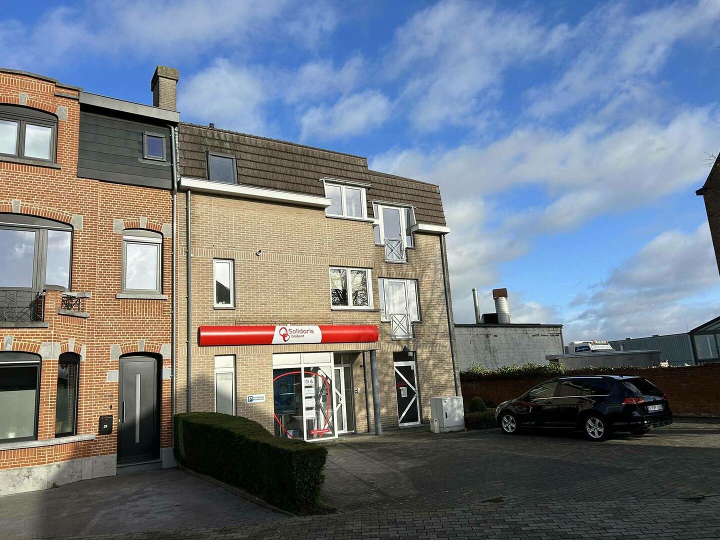 Dit appartement op de eerste verdieping biedt alle nodige comfort. Bovendien is het gelegen in het centrum van Kampenhout waardoor de winkels, scholen en het openbaar vervoer op wandelafstand liggen. 

Het appartement heeft 2slaapkamers waarvan. De badkam