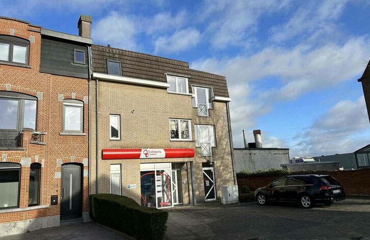 Dit appartement op de eerste verdieping biedt alle nodige comfort. Bovendien is het gelegen in het centrum van Kampenhout waardoor de winkels, scholen en het openbaar vervoer op wandelafstand liggen. 

Het appartement heeft 2slaapkamers waarvan. De badkam
